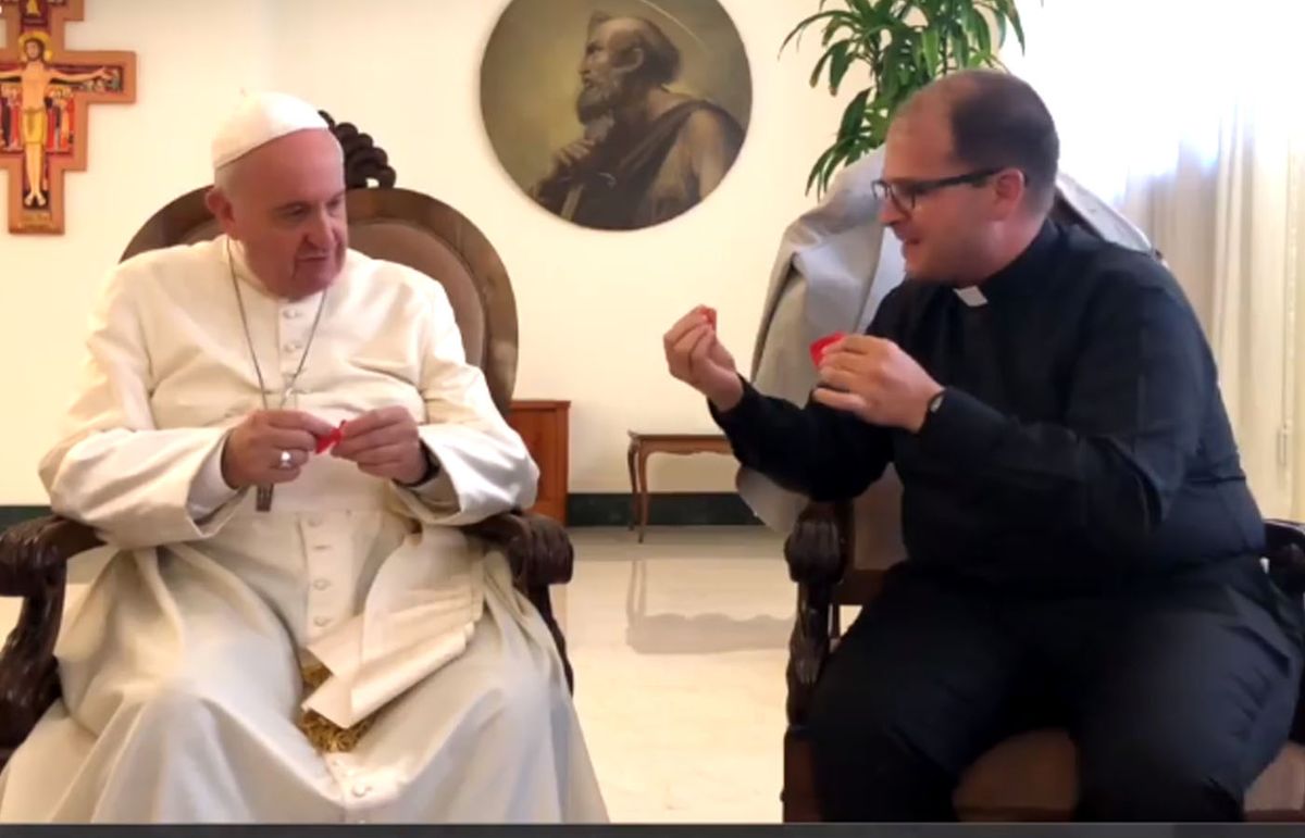 Video Viral: Sacerdote diocesano hace truco de magia al Papa Francisco
