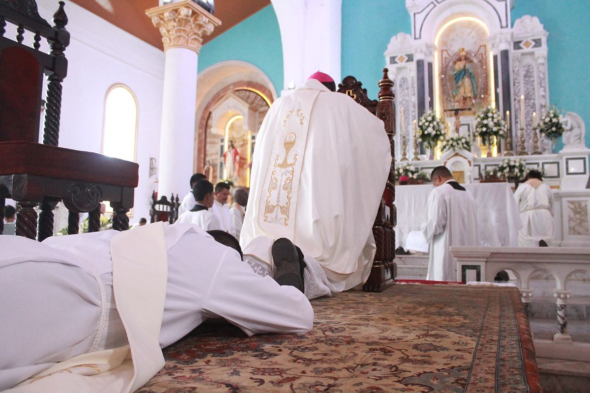 País con menos de 10% de cristianos otorgó a la Iglesia 15 nuevos sacerdotes