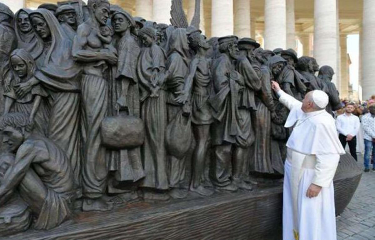 Papa Francisco inauguró enorme escultura dedicada a los inmigrantes
