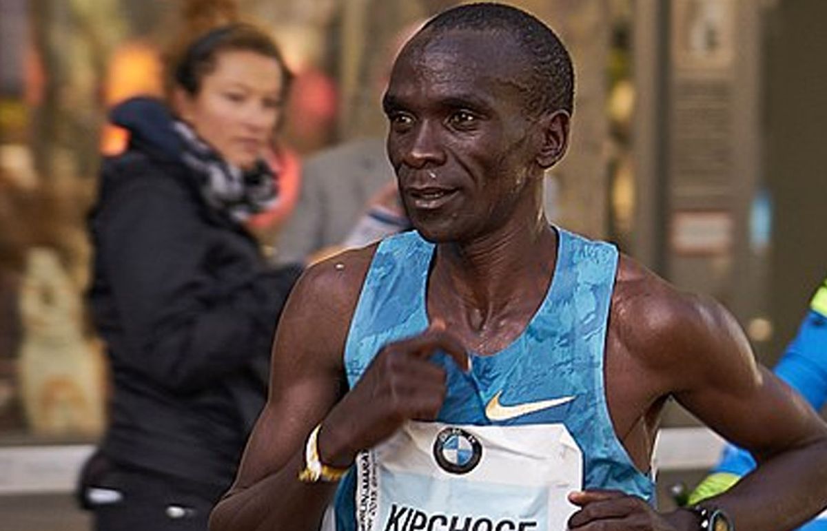 Maratonista africano batió de nuevo récord mundial y es católico