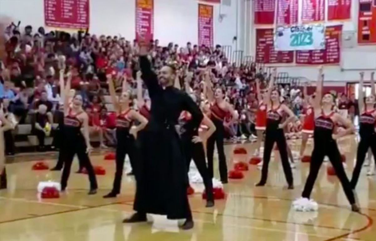 Sacerdote participa en coreografía de porristas y se lleva los aplausos de todos