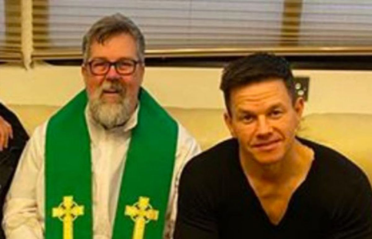 “Nunca nos perdemos la Misa”: Mark Wahlberg agradece así al sacerdote