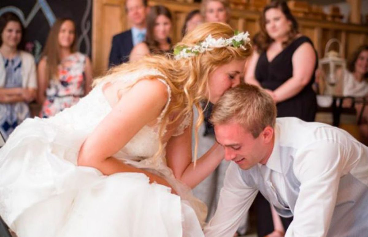 Esposo lavó los pies de su esposa en su boda como Cristo lo hizo en la Última Cena