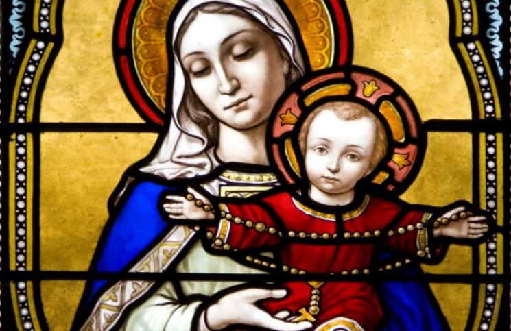 Las 5 gracias que puedes obtener rezando el rosario en familia