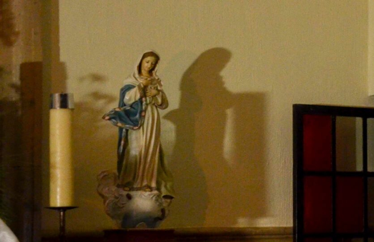 ¿La Virgen María en un reclinatorio? Una llamativa sombra en el Sábado Santo