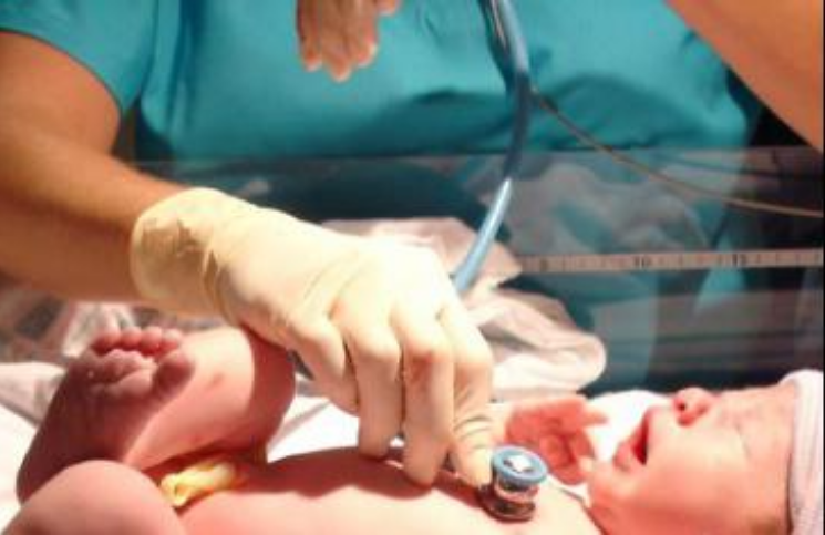 Enfermera católica lleva el bautismo de emergencia a bebés en peligro de muerte