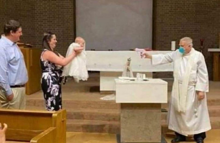 [Viral] Sacerdote explica la foto en la que"bautiza" con pistola de agua