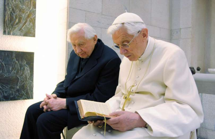 El Papa emérito Benedicto XVI viaja con urgencia a Alemania