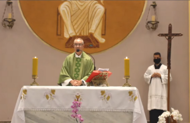 [Video viral] Sacerdote corrige canción en plena Misa y advierte que es anticristiana