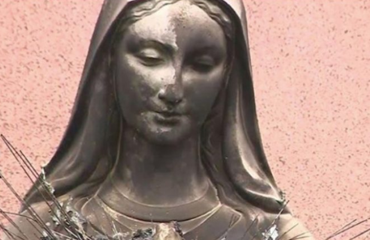 Incendian estatua de la Virgen que tenía 75 años de antigüedad