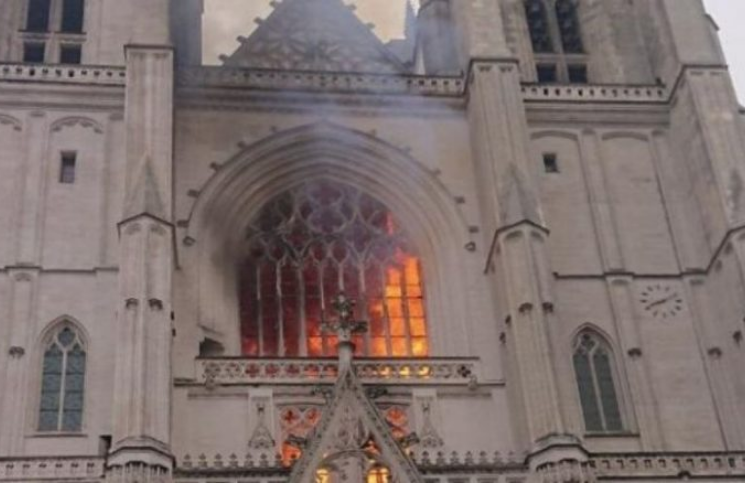 Ocurrió incendio en catedral francesa que tenía 129 años de antigüedad