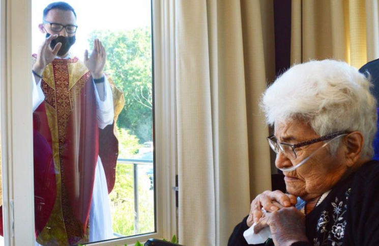 [Viral] Sacerdote recién ordenado celebra Misa en la ventana de su abuela enferma