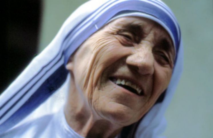 5 oraciones que la Santa Madre Teresa de Calcuta rezaba cada día para encontrar fortaleza