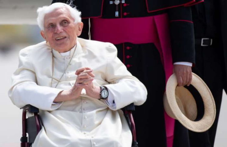 La salud de Benedicto XVI: esta "muy frágil" y enfermo desde su visita a Alemania