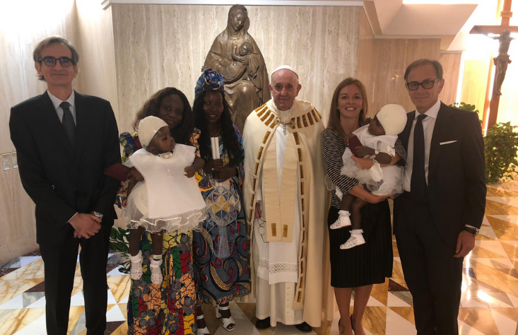El Papa Francisco bautiza gemelas siamesas operadas en hospital del Vaticano