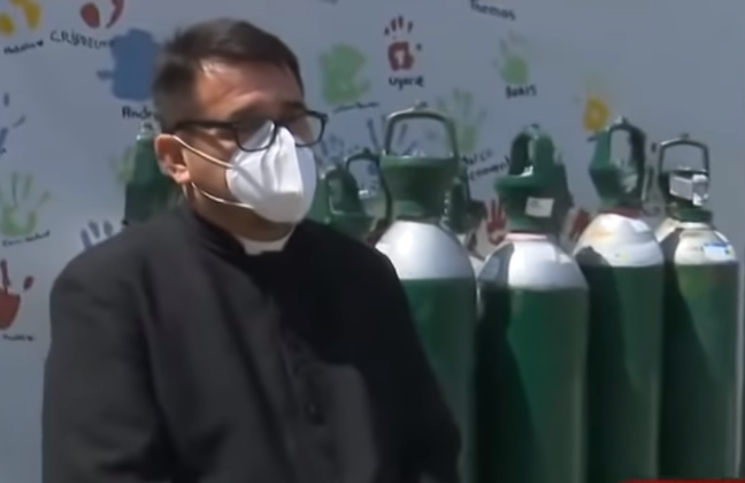 Estafan a sacerdote en la compra de tanques de oxígeno para pacientes de COVID-19