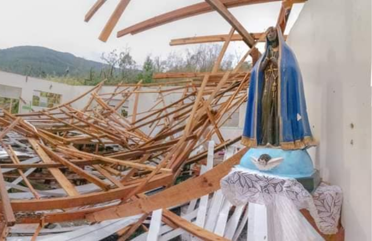 [Video] Tornado arrasó un pueblo y destruyó una parroquia pero los santos quedaron de pie