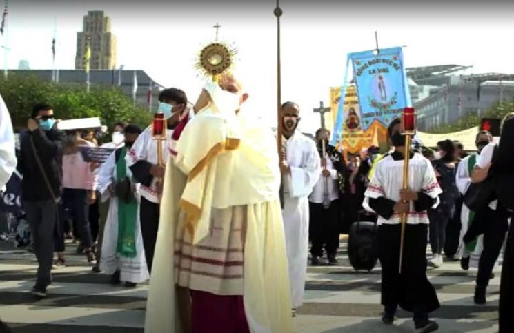 Arzobispo dice "¡No más!" y organiza protesta religiosa contra restricciones por la pandemia