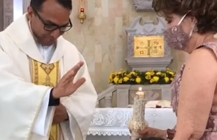 [Viral] Niña sorprende a sacerdote en pleno bautizo con una acción inesperada