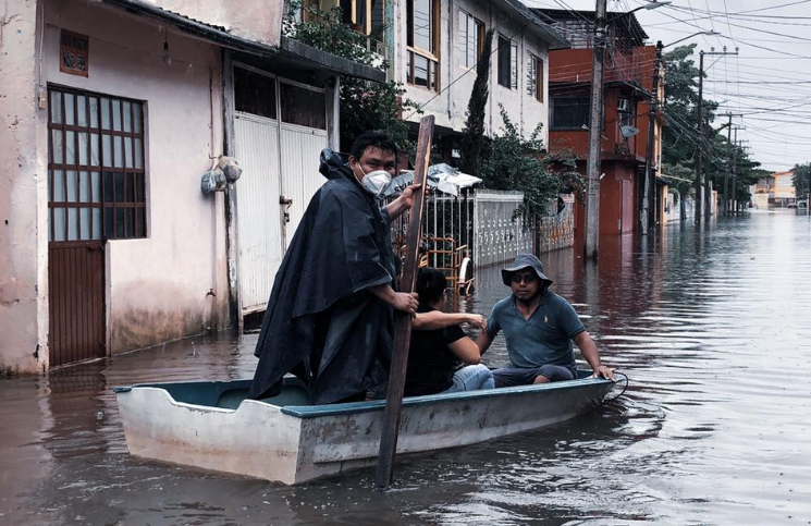 "Pescador de hombres": sacerdote rescata familias en medio de una inundación
