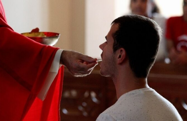 Obispo propone que protestantes puedan comulgar en la Misa católica