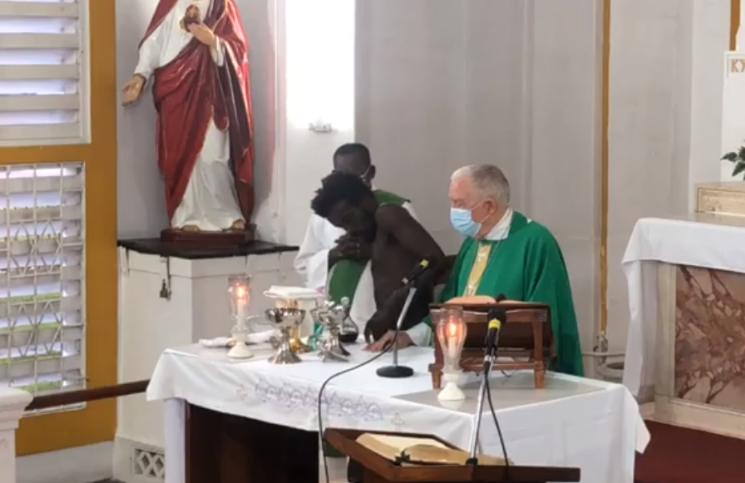 [Video] Hombre agredió y robó a obispo en plena misa