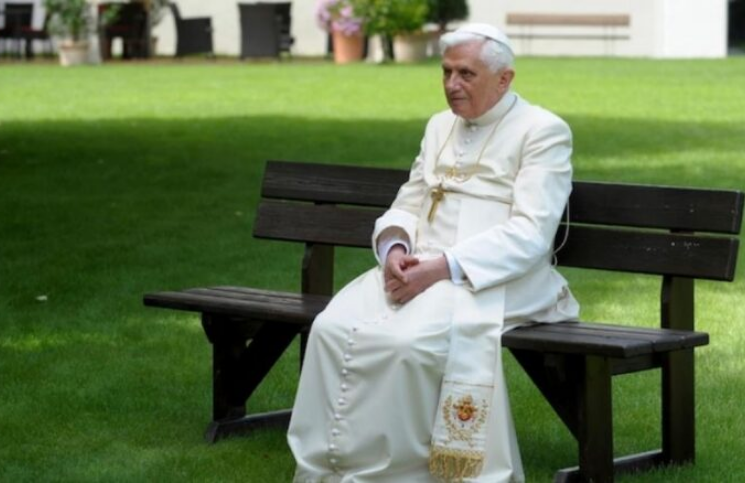 ¡Mejora su salud! Benedicto XVI vuelve a pasear por los jardines del Vaticano