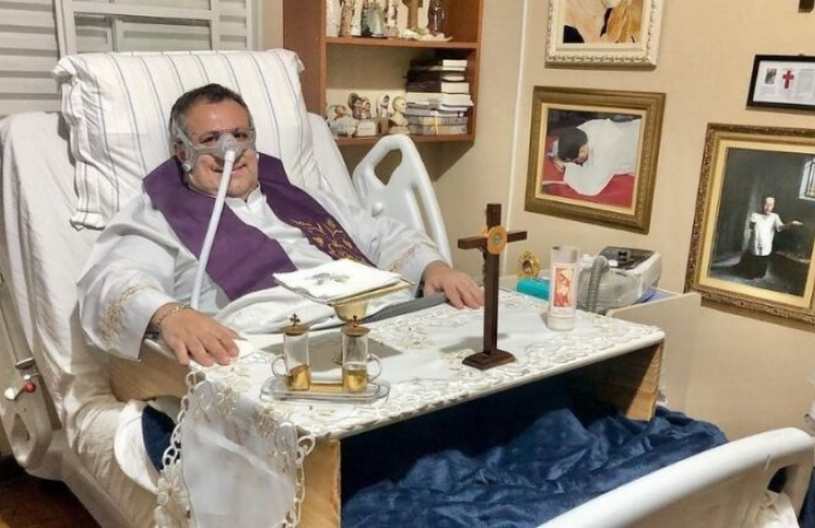 Sacerdote pide no ser intubado para poder celebrar la Misa en Cuidados Intensivos