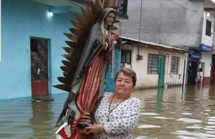 [Viral] Imagen de mujer cargando a la Virgen de Guadalupe en una inundación sacude las redes