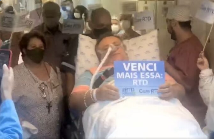 [Video] Hospital festeja alta de sacerdote que batalla con grave enfermedad
