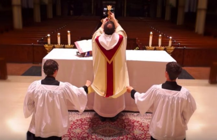 ¿Por qué hay monaguillos en la Misa? Este sacerdote te cuenta una función asombrosa y desconocida