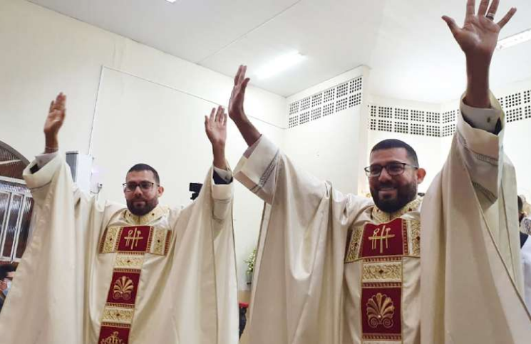 Hermanos gemelos son ordenados sacerdotes el mismo día