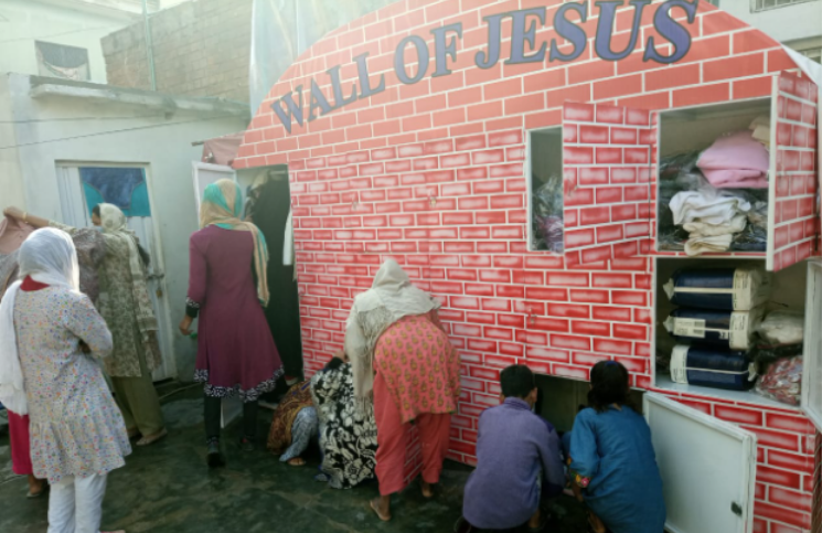 El "Muro de Jesús", el lugar a donde acuden los pobres y los más necesitados