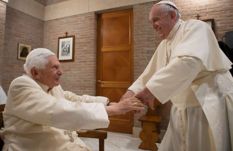 El Papa Francisco y Benedicto XVI fueron vacunados contra el Covid-19