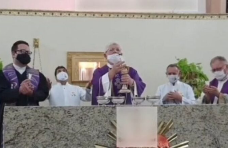 Remueven a sacerdote por invitar a un pastor a "concelebrar" la Misa de Cenizas