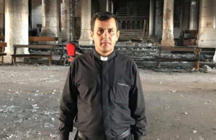 Sacerdote casi muere dos veces, pero hoy reconstruye la iglesia más grande de Irak