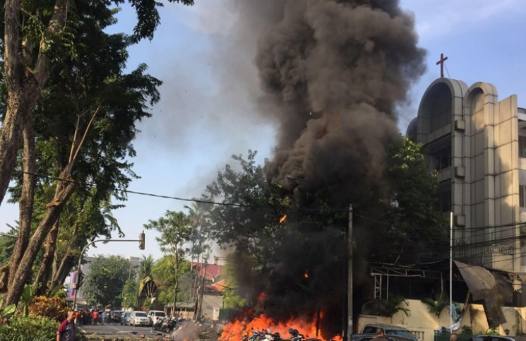 Estalla una bomba a la salida de una Catedral en Domingo de Ramos