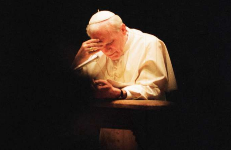 ¿Sientes que te distraes y extravías en la oración? Sigue lo que te dice San Juan Pablo II