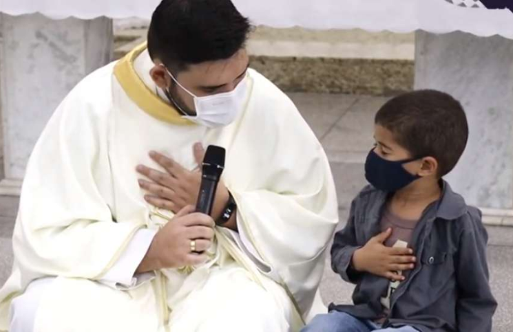[Video] Niño interrumpe homilía para pedir oraciones por su padrino hospitalizado por COVID-19