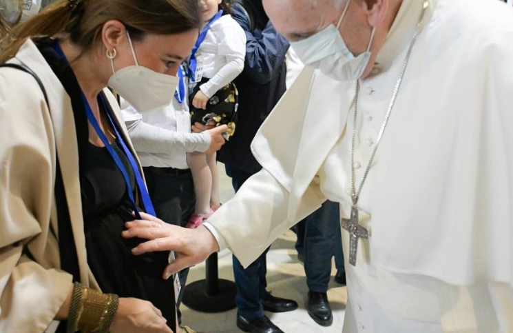 Papa Francisco: "Sin natalidad no hay futuro. Mujeres no escondan su vientre"