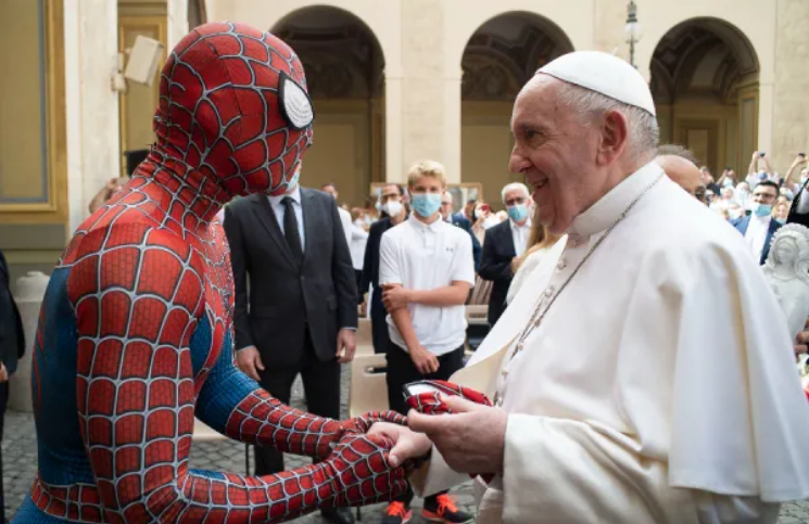 ¿Spiderman en el Vaticano? La historia del "superhéroe" que estuvo en la audiencia del Papa