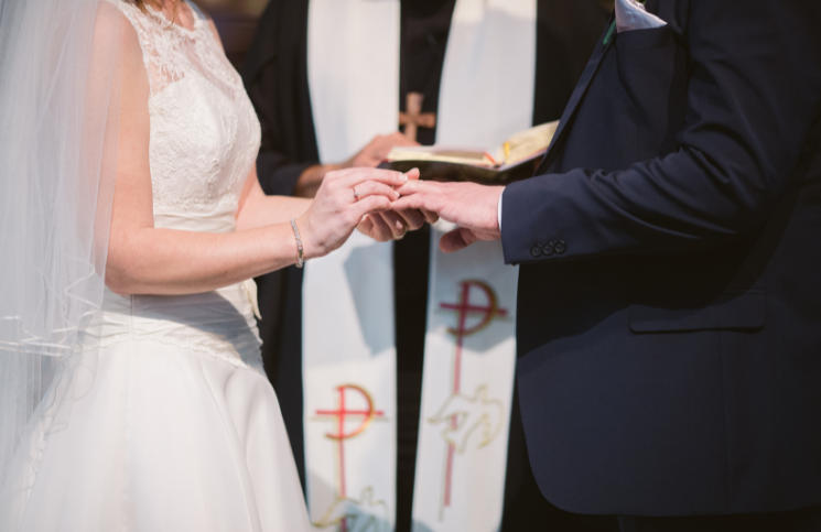 ¿Puede un católico casarse con una persona de otra religión?