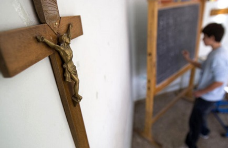 Fallo de Tribunal Supremo: colocar crucifijos en la escuela estatal no es discriminatorio