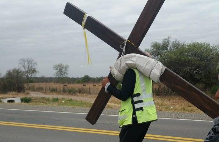 El peregrino que camina 250 km con una cruz a cuestas por "los enfermos y los que sufren"