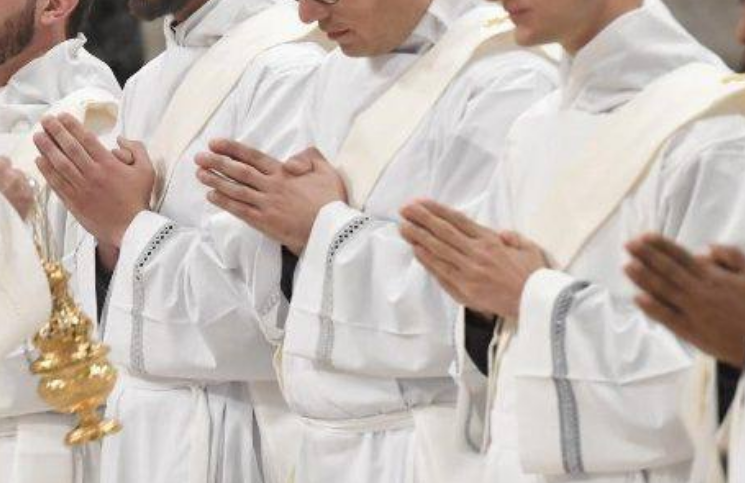 Tres jóvenes hermanos son ordenados sacerdotes en la misma ceremonia