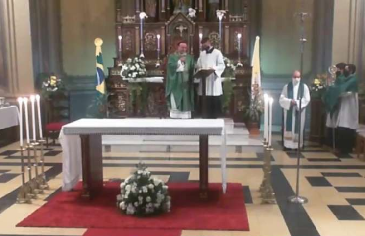 [Video] Arzobispo corrige el himno de Gloria durante la Misa