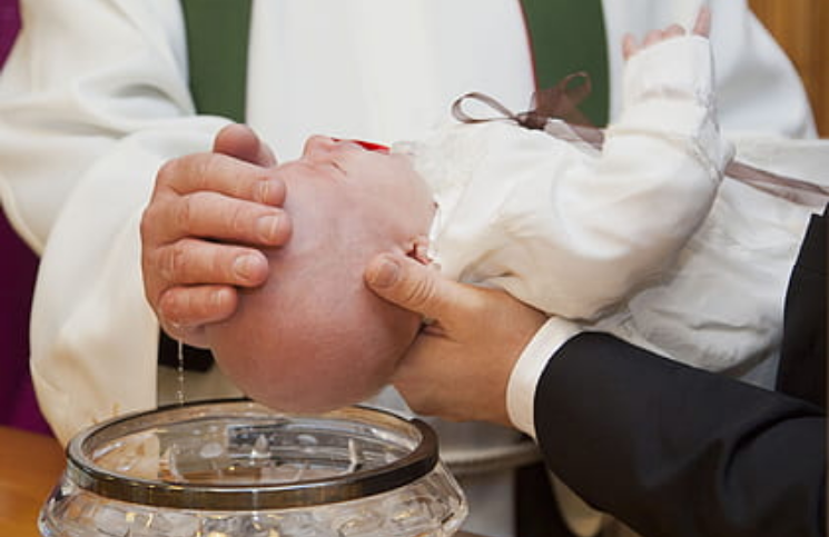Diócesis prohíbe padrinos de bautismo y confirmación