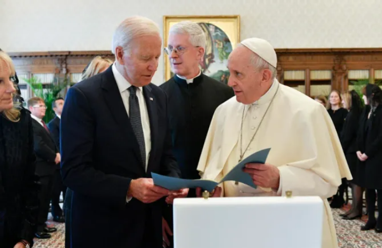 Joe Biden afirma que el Papa Francisco le dijo que "siguiera recibiendo la Comunión"