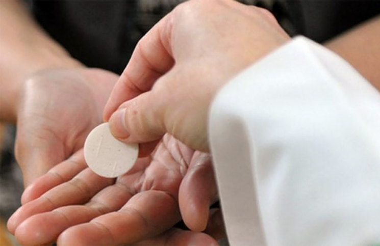 ¿Comulgar en la mano está mal? Esto explica un sacedote especialista en liturgia