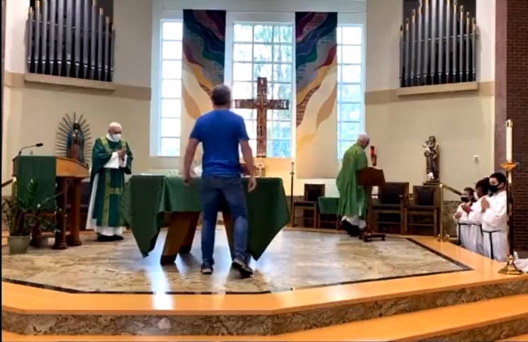 [Video] Hombre quiere agredir a sacerdote y es detenido en plena Misa